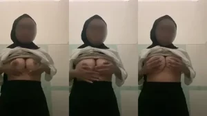Hijab Mainin Toket Bulat di Toilet Umum