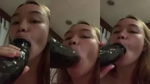 Tirsa Sepong Dildo Hitam Besar